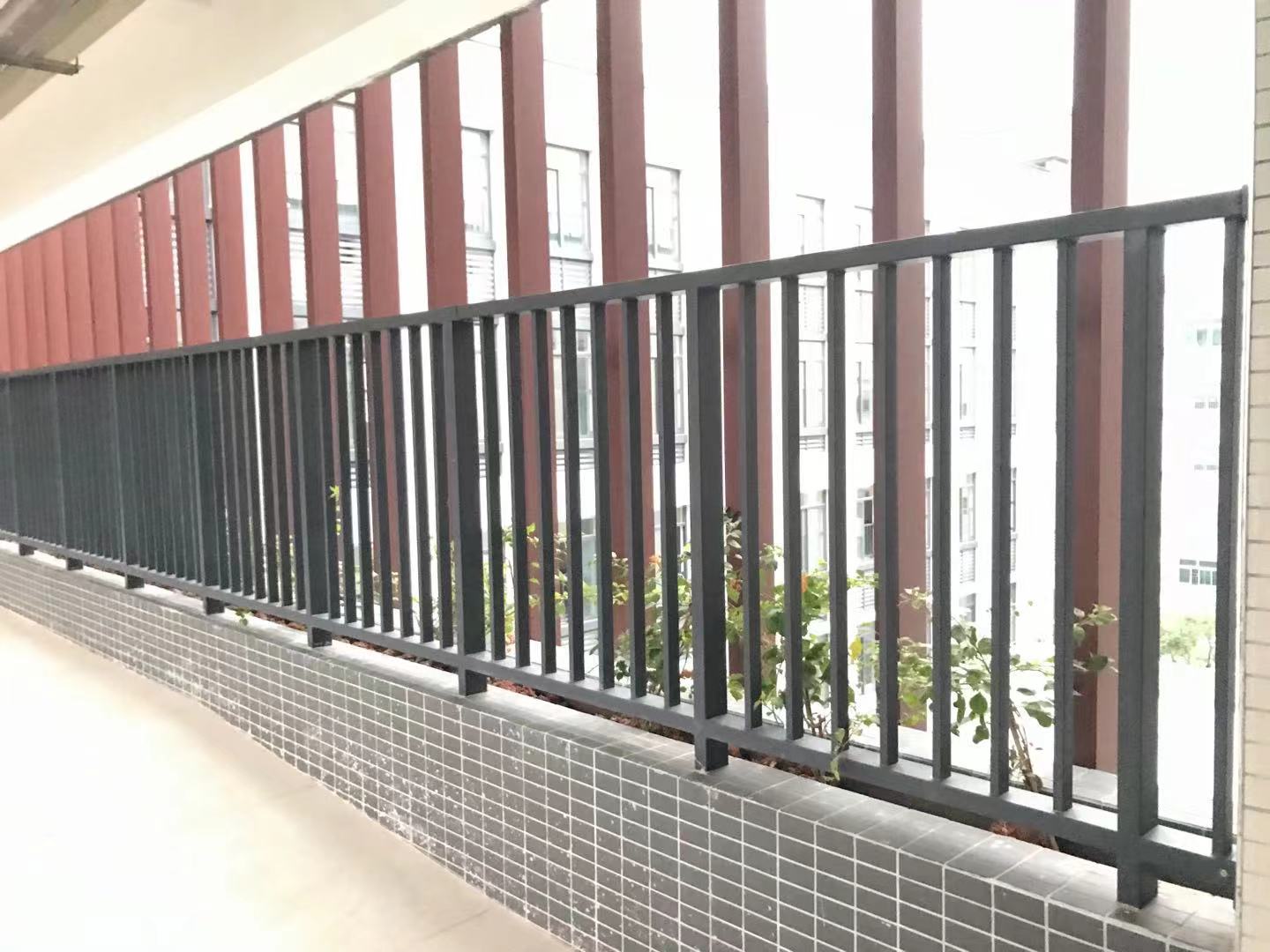 我司承接深圳平湖中學(xué)，制作焊接欄桿3000米，為學(xué)子安全防護保駕護航。