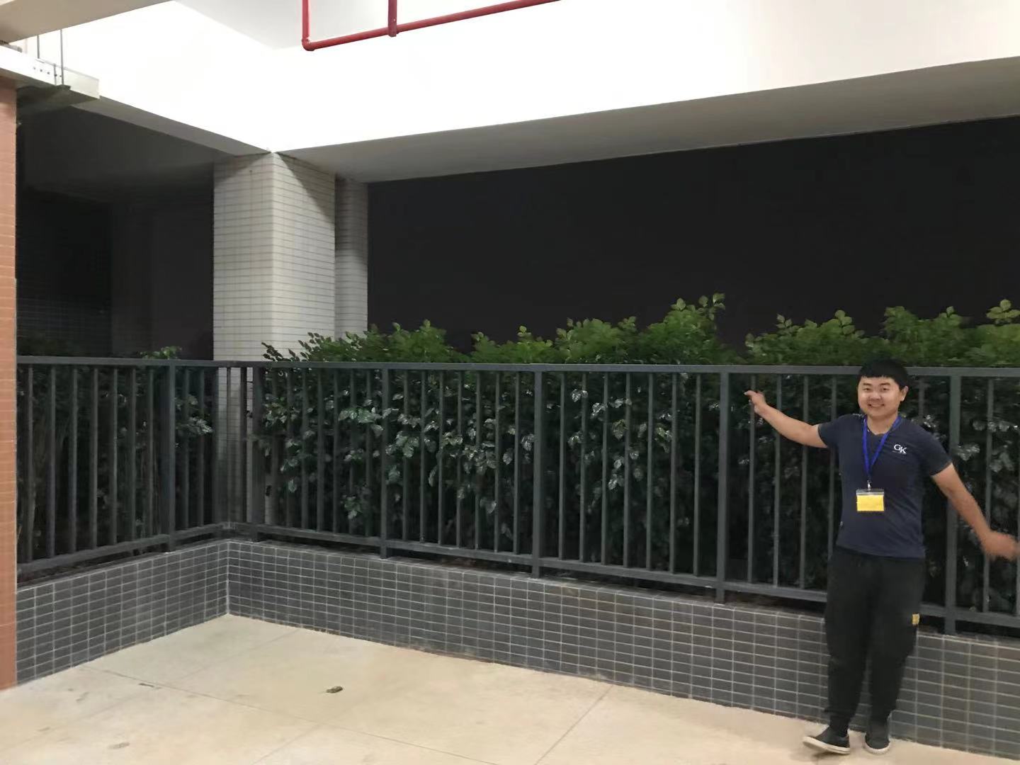 我司承接深圳平湖中學(xué)，制作焊接欄桿3000米，為學(xué)子安全防護保駕護航。