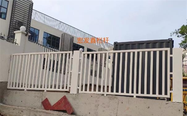 我司承接深圳福田區孖嶺幼兒園圍墻圍欄，焊接欄桿，制作完成！