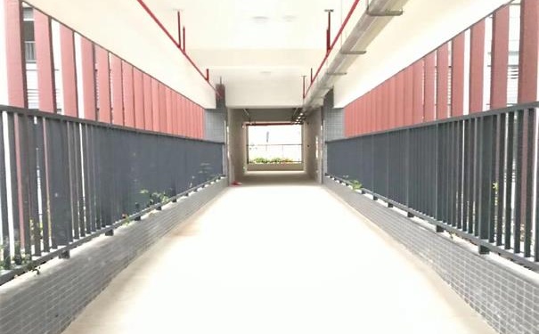 我司承接深圳平湖中學(xué)，制作焊接欄桿3000米，為學(xué)子安全防護保駕護航。